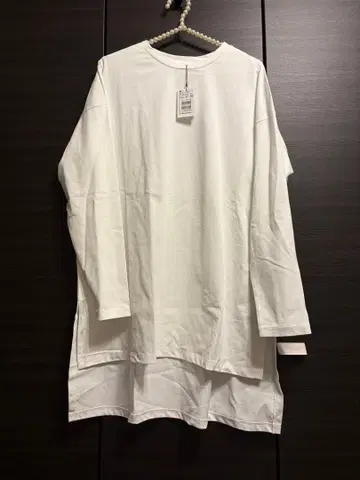 미사용 YORT 화이트 백 프린트 긴팔 티셔츠