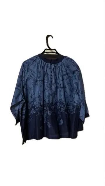 TUTIE 꽃무늬 네이비 오분 소매