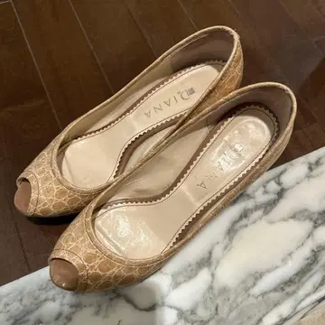 DIANA 베이지 오픈토 펌프스