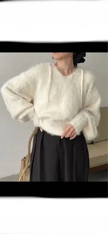 카프리쉬 레마쥬 후드 부착 화이트 니트 스웨터