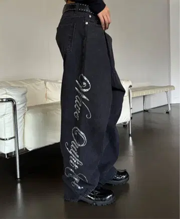 자수 장식 블랙 데님 와이드 팬츠