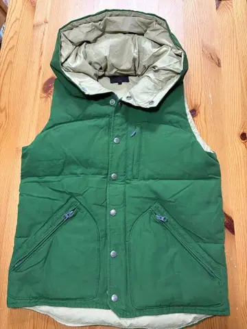 BEAMS PLUS 후드 부착 다운 베스트 S