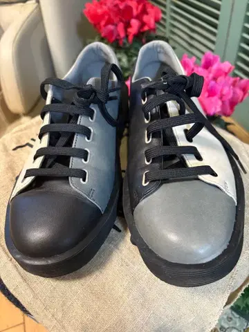 캠퍼 좌우 비대칭 스니커즈 그레이/블랙