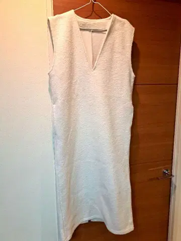 엘렌 카레듀에 화이트 V넥 슬리브리스 원피스