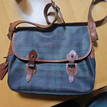 스트라이프 디자인 숄더백