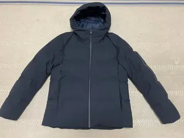 유니클로 심리스 다운 파카 네이비 M 사이즈