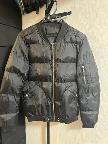 블랙 봄버 자켓 다운 자켓