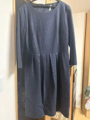 23구 다크 네이비 무릎 기장 원피스