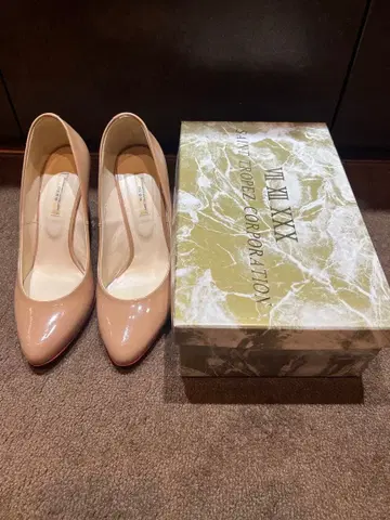 베이지 하이힐 펌프스 빨간색 밑창