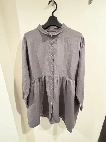 그레이 버튼 긴팔 셔츠 프릴 밑단