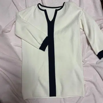 아이보리 네이비 배색의 긴팔 원피스