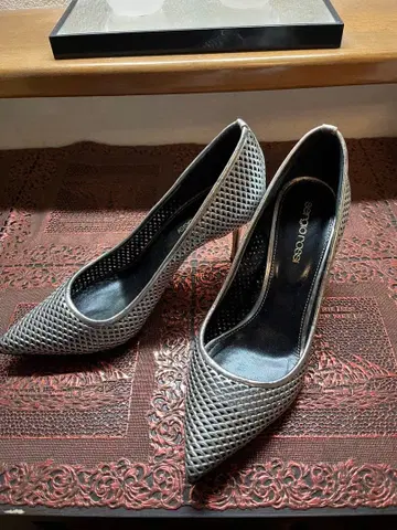 실버 메쉬 디자인 하이힐 펌프스