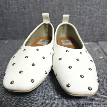 엠마 프랜시스 스터드 장식 화이트 플랫슈즈