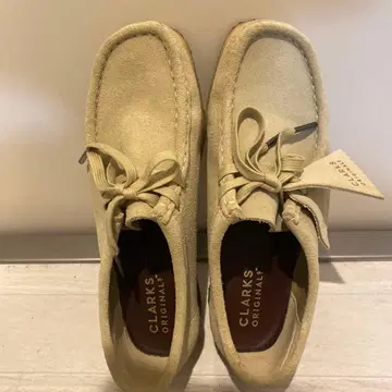 CLARKS 베이지 스웨이드 모카신