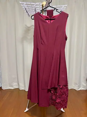 버건디 슬리브리스 드레스 레이스 포함