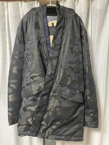 카모플라쥬 후드 부착 다운 자켓