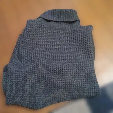 다크 그레이 터틀넥 니트