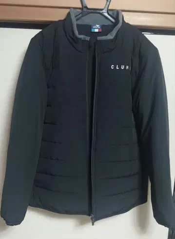 (거의 미사용) CLUNK 블랙 집업 자켓