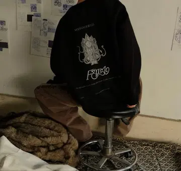 felim 그래픽 프린트 블랙 맨투맨