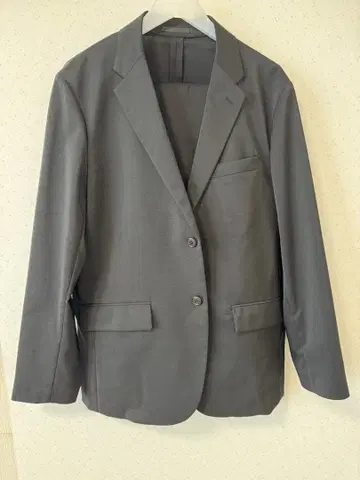 유니클로 슬림핏 블랙 자켓 팬츠 셋업