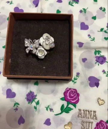 ANNA SUI 꽃과 나비 모티브의 반지 세트