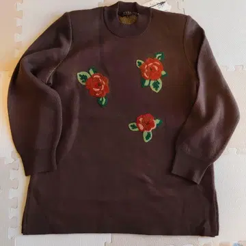 장미 자수가 놓인 스웨터