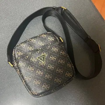 GUESS 숄더백 로고 패턴