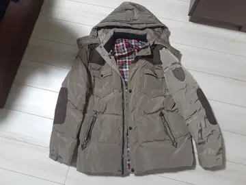 카키 후드 부착 다운 자켓