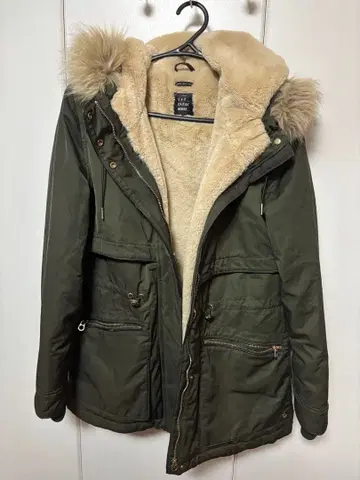 올리브색 퍼 달린 밀리터리 코트