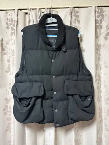 퍼 달린 블랙 다운 베스트