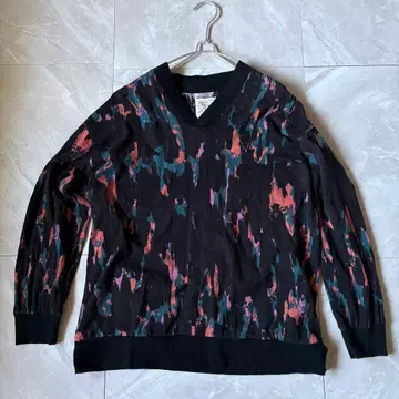 SHAREEF 페인트 패턴 V넥 풀오버 블랙 계열