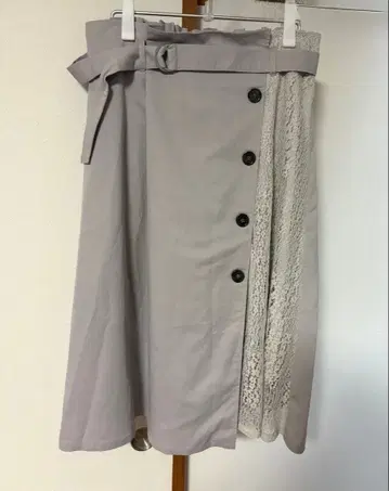 레이스 달린 그레이 계열 플레어 스커트 봄에