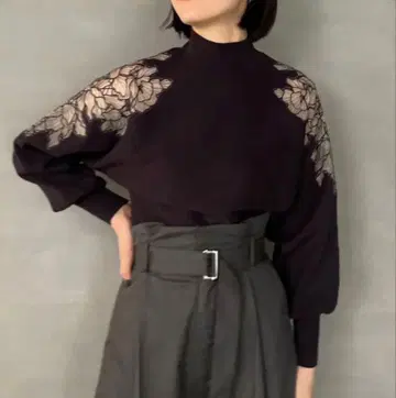 러그나문 숄더 자수 니트 풀오버 차콜 그레이