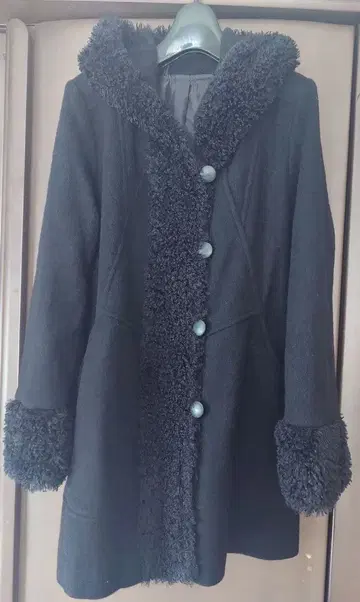 VIANTE 후드 부착 블랙 코트