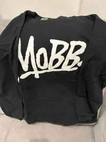 MoBB 블랙 로고 긴팔 T셔츠