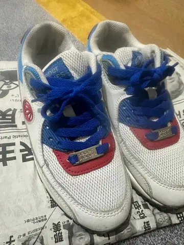 에어 쿠션 포함 스니커즈 화이트/블루/레드