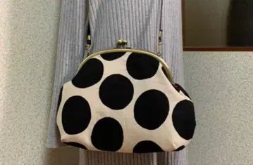 한 점뿐! 핸드메이드 가마구치 숄더백 화이트 베이스에 블랙 도트