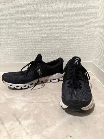 On Cloud 블랙 스니커즈