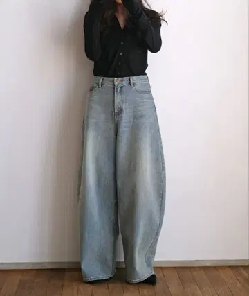 [미사용] AKTE 배기 탑 데님 팬츠