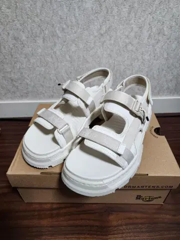 닥터마틴 포스터 화이트 UK8