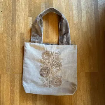 자수 디자인 베이지 토트백