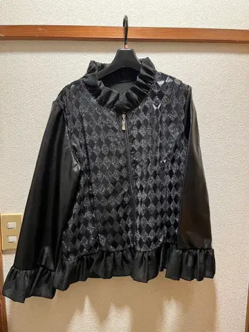 페이크 레더 자켓 프릴 포함