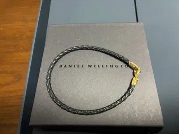 DANIEL WELLINGTON 블랙 가죽 팔찌