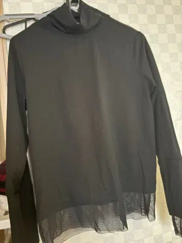 야마다야 계열 MIREPOIX 블랙 시어 하이넥 상의