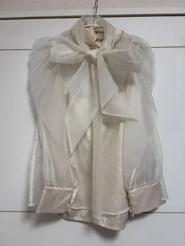 시어 쉬폰 리본 포함 화이트 블라우스