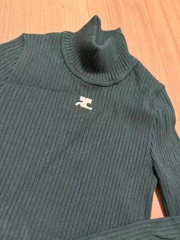 쿠레쥬 다크 그린 터틀넥 S 나카마치 아야 착용