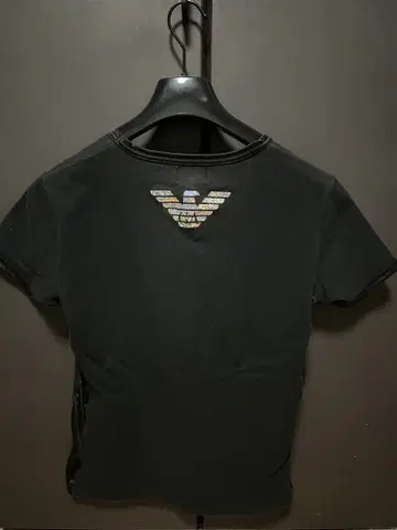 EMPORIO ARMANI 블랙 V넥 티셔츠