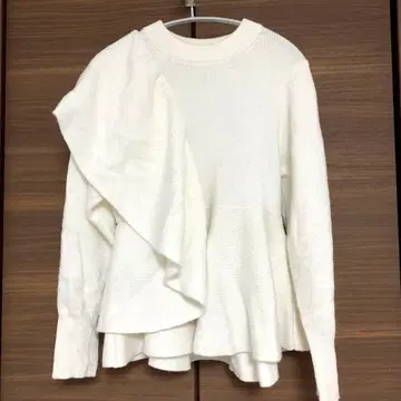 ELENDEEK 프릴 아지메 디자인 니트 화이트