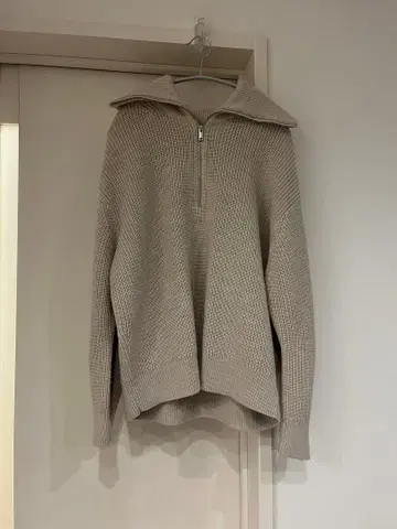 COS 리브 울 하프 지퍼 스웨터