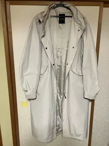 후드 부착 라이트 그레이 코트